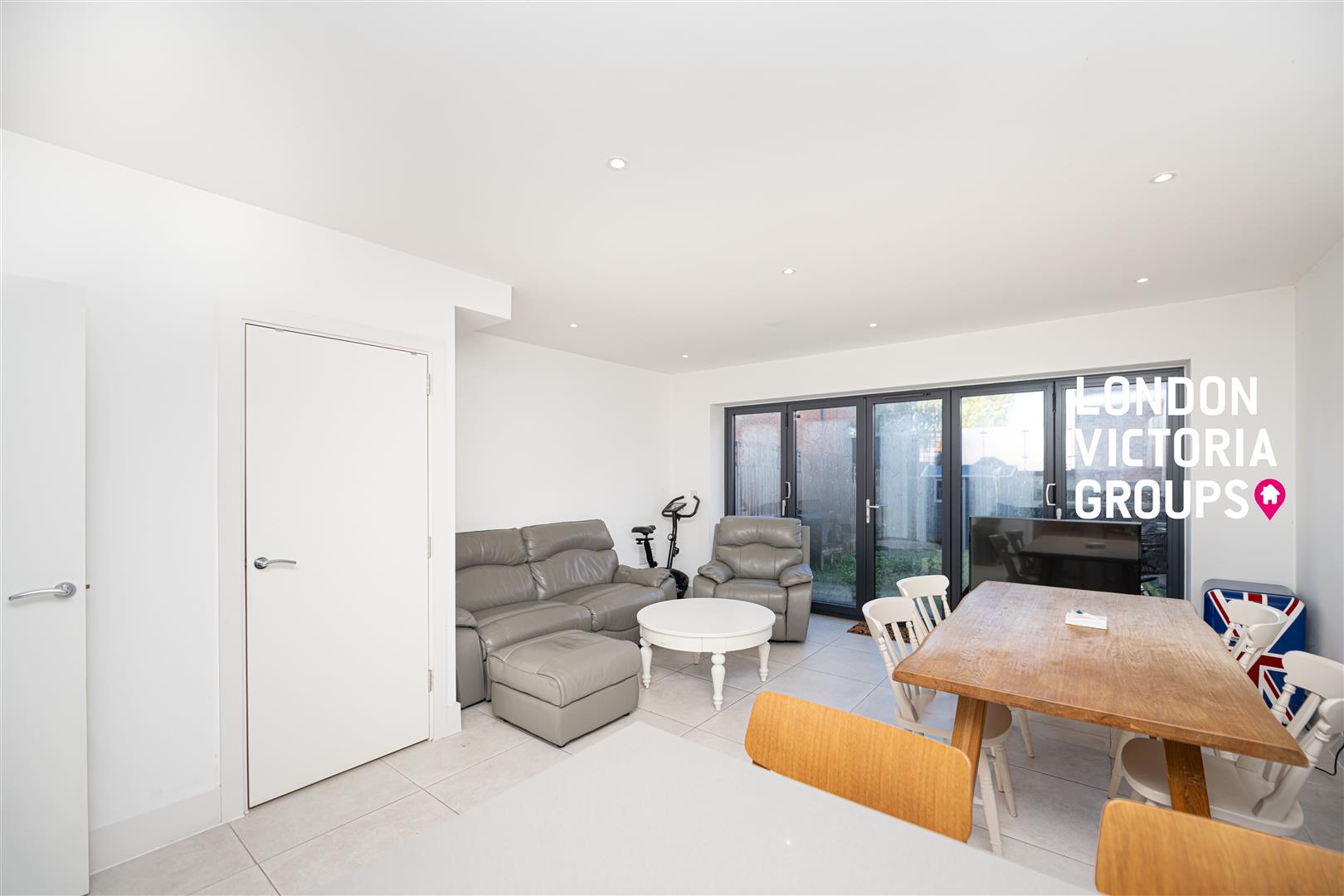 5 bed property in Pipit Drive, London